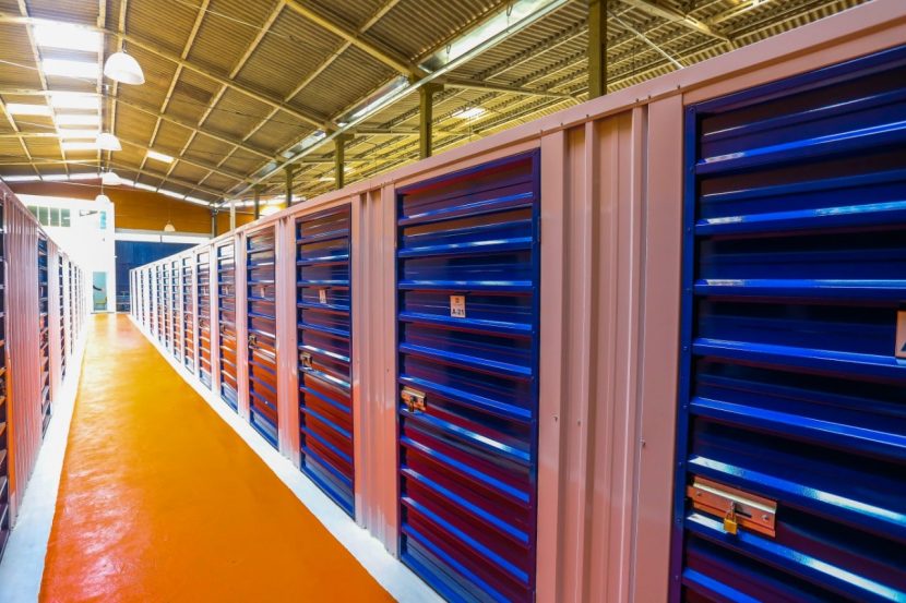 imagem de um galpão com box self storage