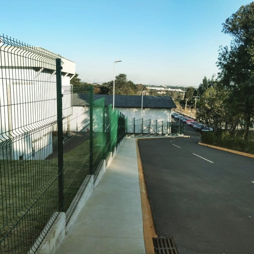 A imagem mostra um exemplo do uso da cerca de arame.