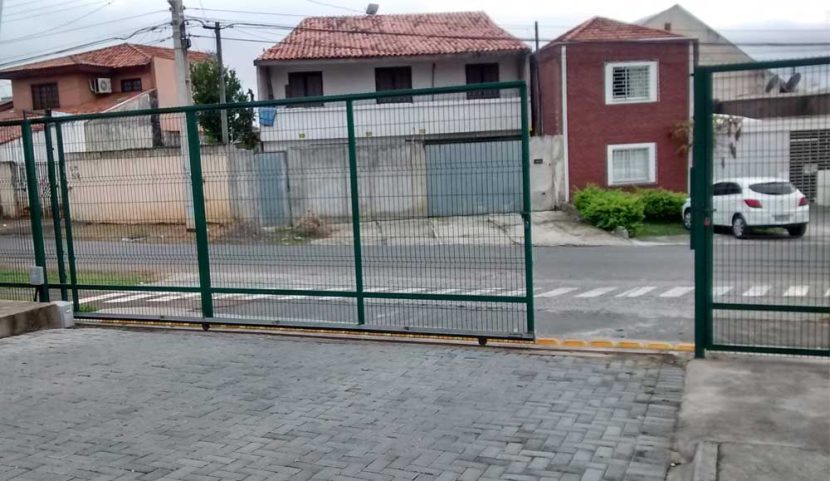 A imagem mostra um exemplo do uso de portão.