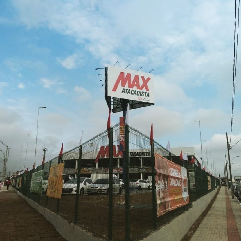 A imagem mostra um exempo do uso de gradil em um ambiente comercial.
